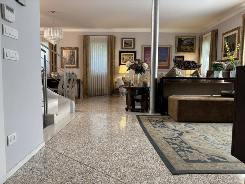 VICENZA CENTRO: VILLA LIBERTY COMPLETAMENTE RISTRUTTURATA, GIARDINO, DUE POSTI AUTO COPERTI. EURO...