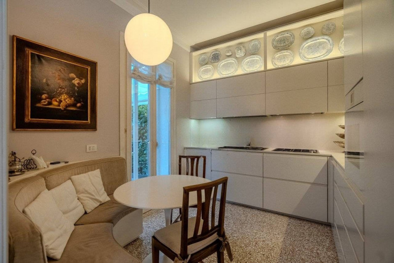 VICENZA CENTRO: VILLA LIBERTY COMPLETAMENTE RISTRUTTURATA, GIARDINO, DUE POSTI AUTO COPERTI. EURO...