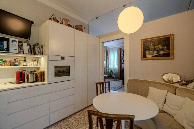 VICENZA CENTRO: VILLA LIBERTY COMPLETAMENTE RISTRUTTURATA, GIARDINO, DUE POSTI AUTO COPERTI. EURO...