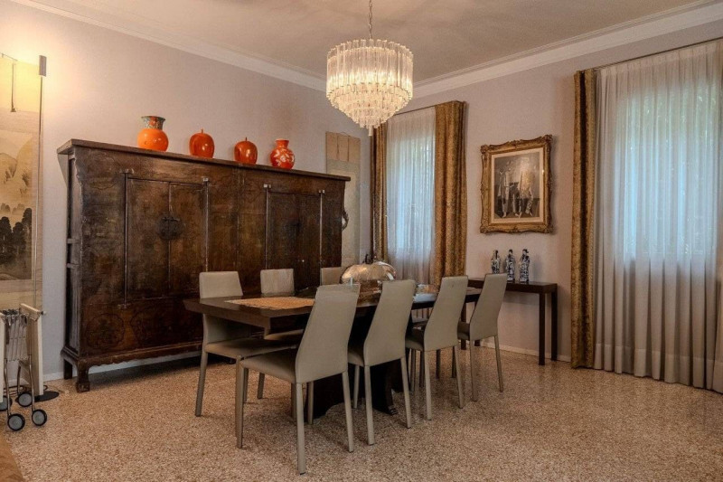 VICENZA CENTRO: VILLA LIBERTY COMPLETAMENTE RISTRUTTURATA, GIARDINO, DUE POSTI AUTO COPERTI. EURO...