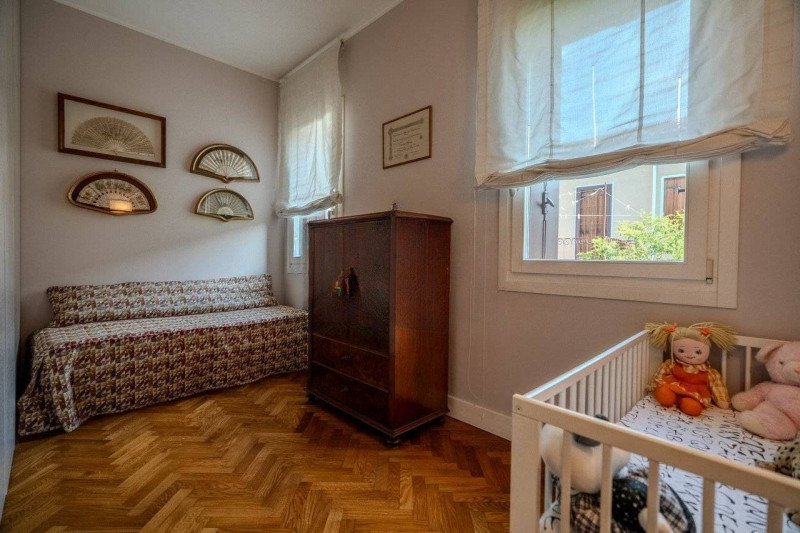 VICENZA CENTRO: VILLA LIBERTY COMPLETAMENTE RISTRUTTURATA, GIARDINO, DUE POSTI AUTO COPERTI. EURO...