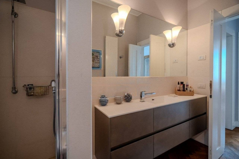 VICENZA CENTRO: VILLA LIBERTY COMPLETAMENTE RISTRUTTURATA, GIARDINO, DUE POSTI AUTO COPERTI. EURO...