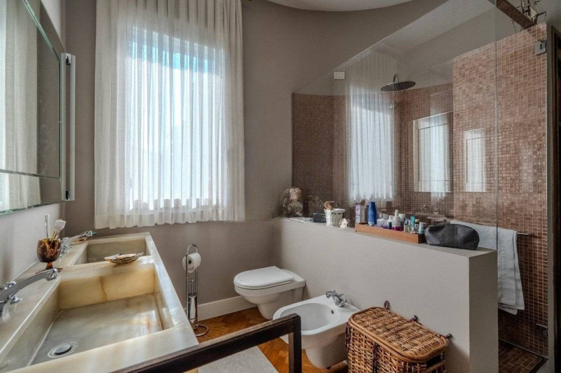 VICENZA CENTRO: VILLA LIBERTY COMPLETAMENTE RISTRUTTURATA, GIARDINO, DUE POSTI AUTO COPERTI. EURO...