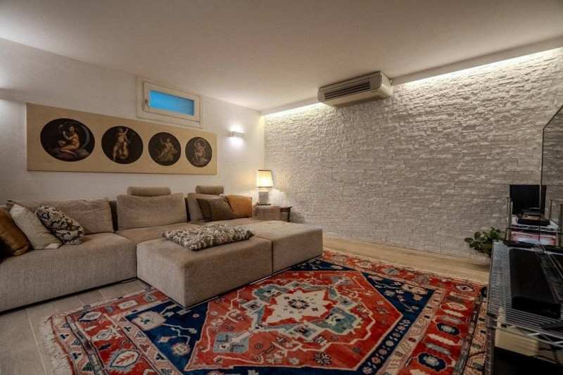 VICENZA CENTRO: VILLA LIBERTY COMPLETAMENTE RISTRUTTURATA, GIARDINO, DUE POSTI AUTO COPERTI. EURO...