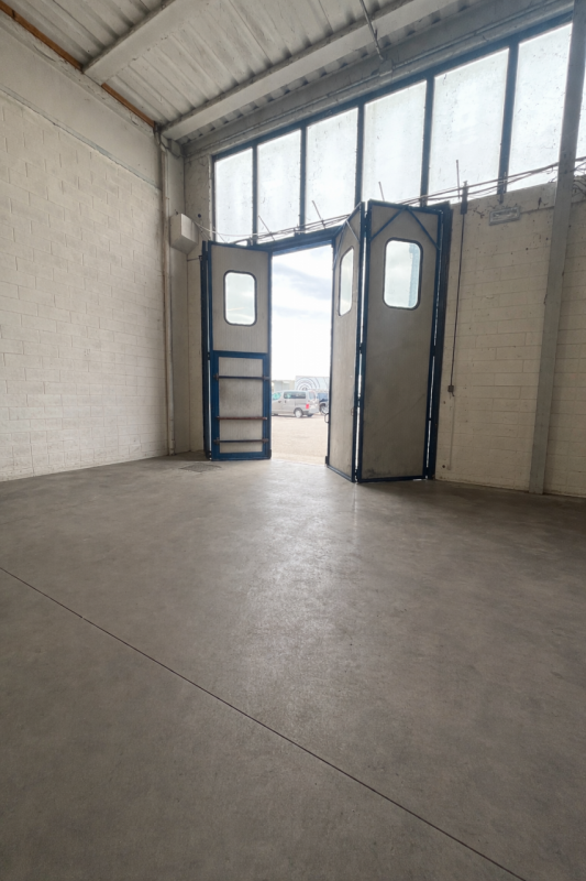 Capannone artigianale situato nel cuore di Piazzola sul Brenta. Con una superficie interna di ben...