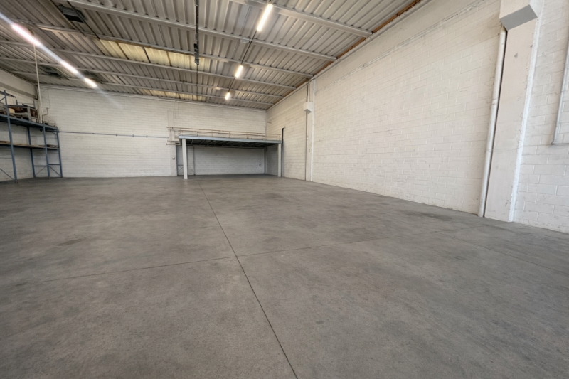 Capannone artigianale situato nel cuore di Piazzola sul Brenta. Con una superficie interna di ben...