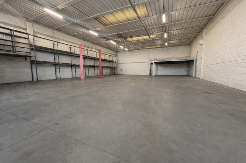 Capannone artigianale situato nel cuore di Piazzola sul Brenta. Con una superficie interna di ben...