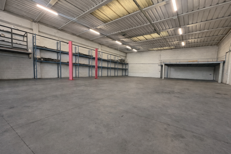 Capannone artigianale situato nel cuore di Piazzola sul Brenta. Con una superficie interna di ben...