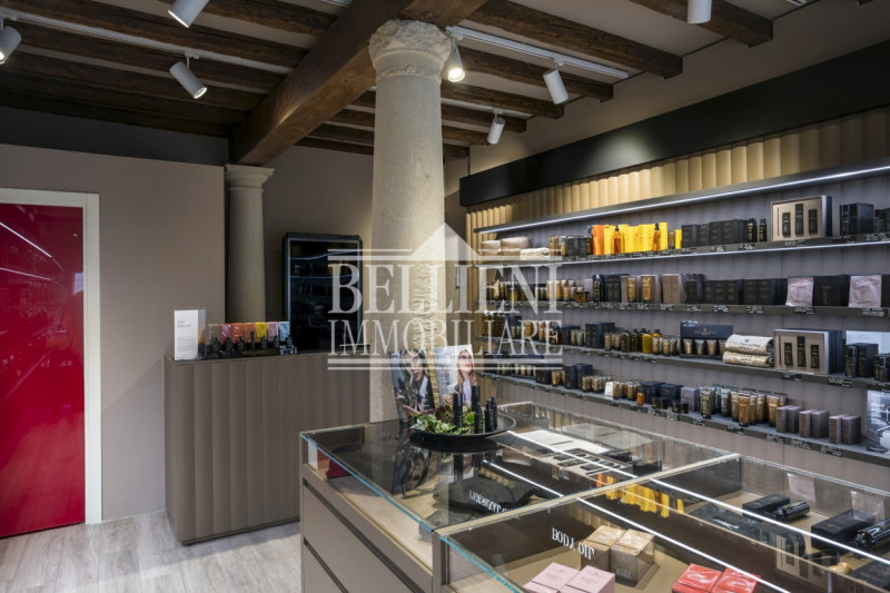 PIAZZA DEI SIGNORI: Nel cuore più autentico di Vicenza, nella prestigiosa Piazza dei Signori, pro...