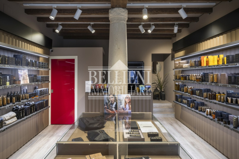 PIAZZA DEI SIGNORI: Nel cuore più autentico di Vicenza, nella prestigiosa Piazza dei Signori, pro...