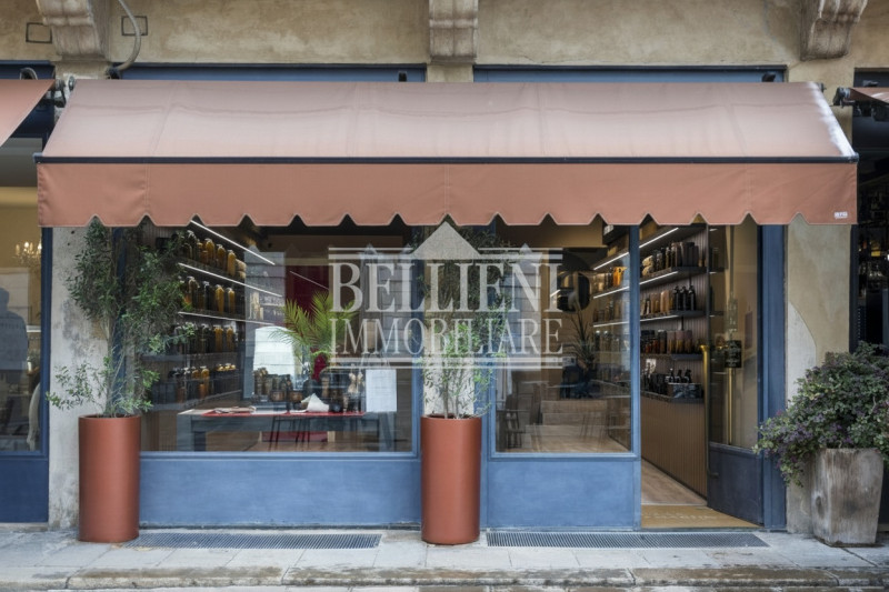 PIAZZA DEI SIGNORI: Nel cuore più autentico di Vicenza, nella prestigiosa Piazza dei Signori, pro...