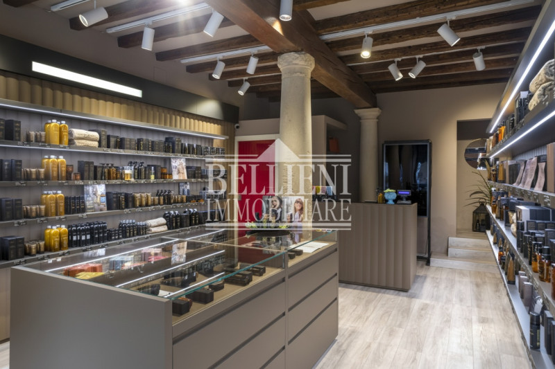 PIAZZA DEI SIGNORI: Nel cuore più autentico di Vicenza, nella prestigiosa Piazza dei Signori, pro...