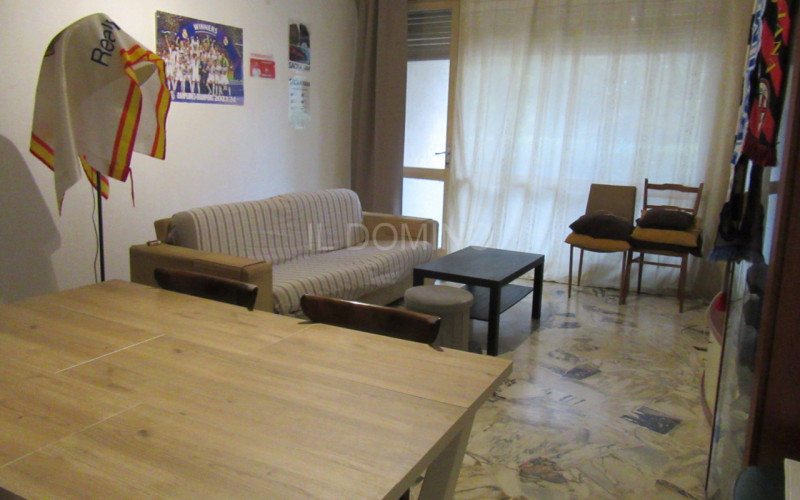 Disponibile da subito appartamento in quartiere Sacra Famiglia, a pochi passi dalle mura del cent...