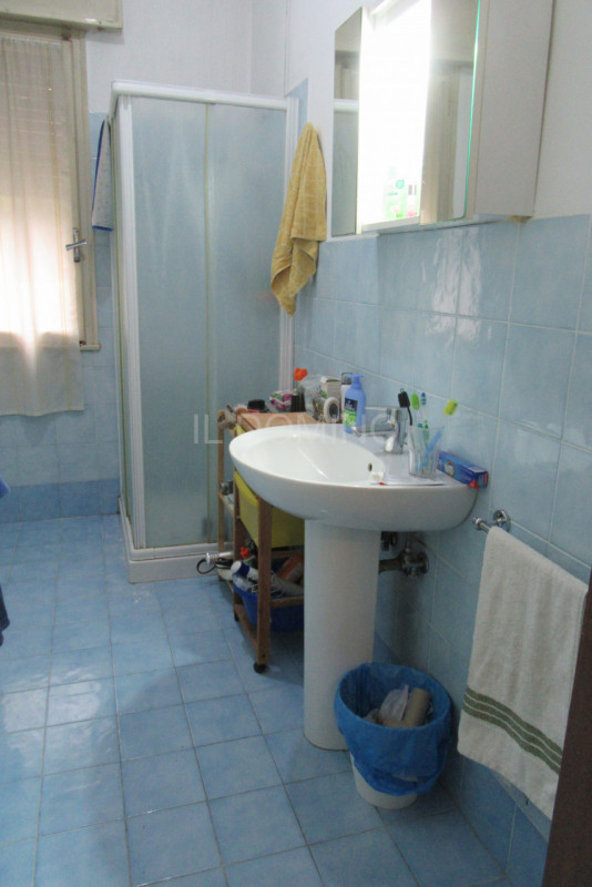 Disponibile da subito appartamento in quartiere Sacra Famiglia, a pochi passi dalle mura del cent...