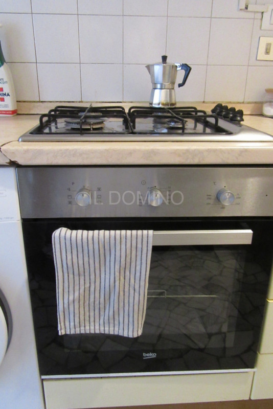 Disponibile da subito appartamento in quartiere Sacra Famiglia, a pochi passi dalle mura del cent...