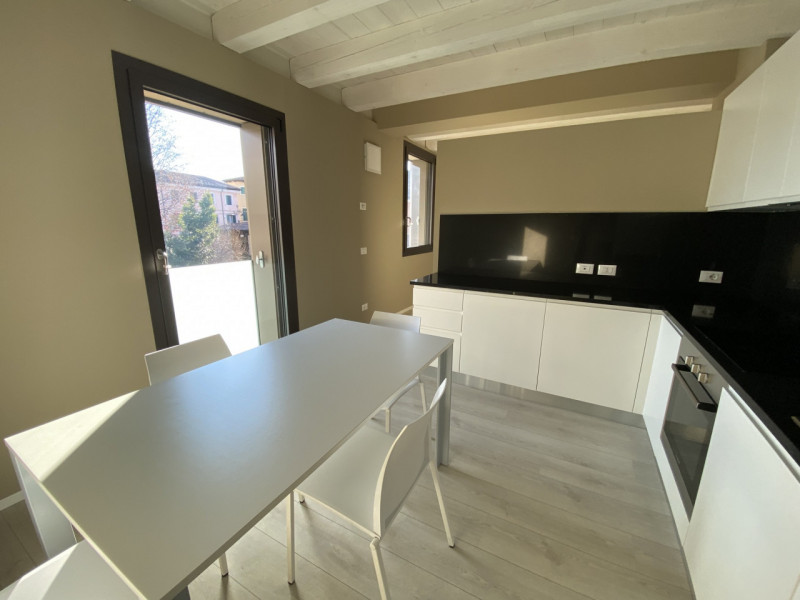 Proponiamo appartamento trilocale posto al piano primo all'interno delle mura di Cittadella.
L'im...
