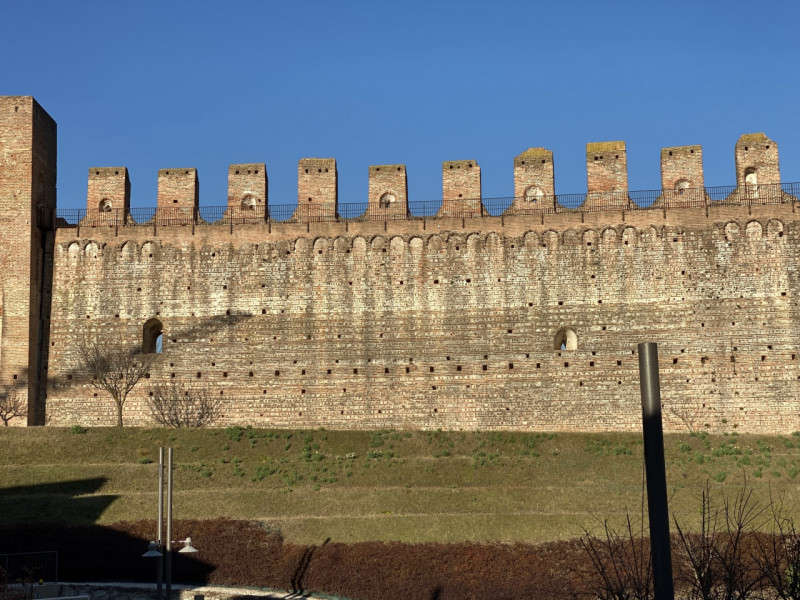 Proponiamo appartamento trilocale posto al piano primo all'interno delle mura di Cittadella.
L'im...