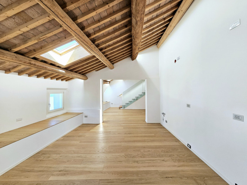 In una via del centro di Monselice, proponiamo in vendita uno spettacolare attico duplex, che rap...