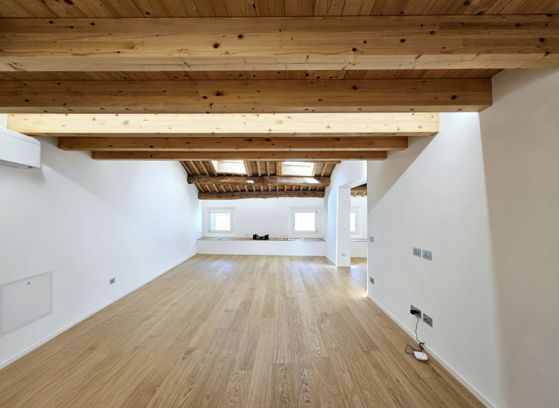 In una via del centro di Monselice, proponiamo in vendita uno spettacolare attico duplex, che rap...