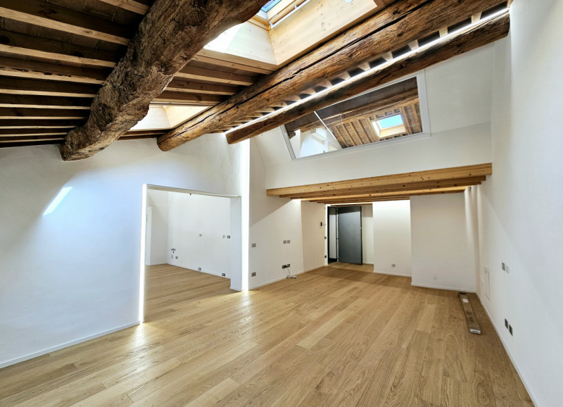 In una via del centro di Monselice, proponiamo in vendita uno spettacolare attico duplex, che rap...