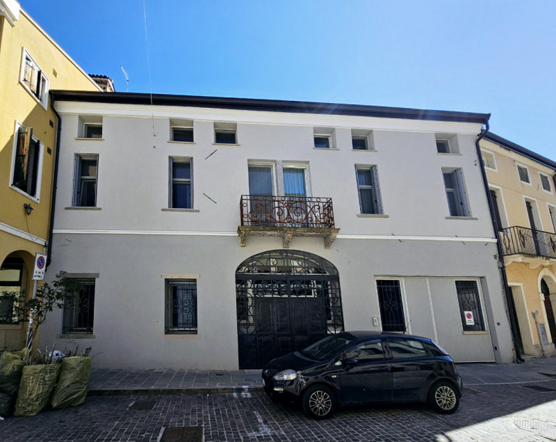 In una via del centro di Monselice, proponiamo in vendita uno spettacolare attico duplex, che rap...