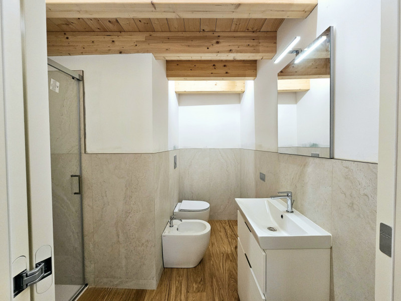 In una via del centro di Monselice, proponiamo in vendita uno spettacolare attico duplex, che rap...