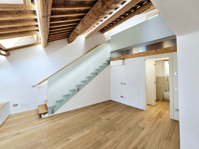 In una via del centro di Monselice, proponiamo in vendita uno spettacolare attico duplex, che rap...