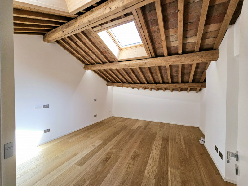 In una via del centro di Monselice, proponiamo in vendita uno spettacolare attico duplex, che rap...