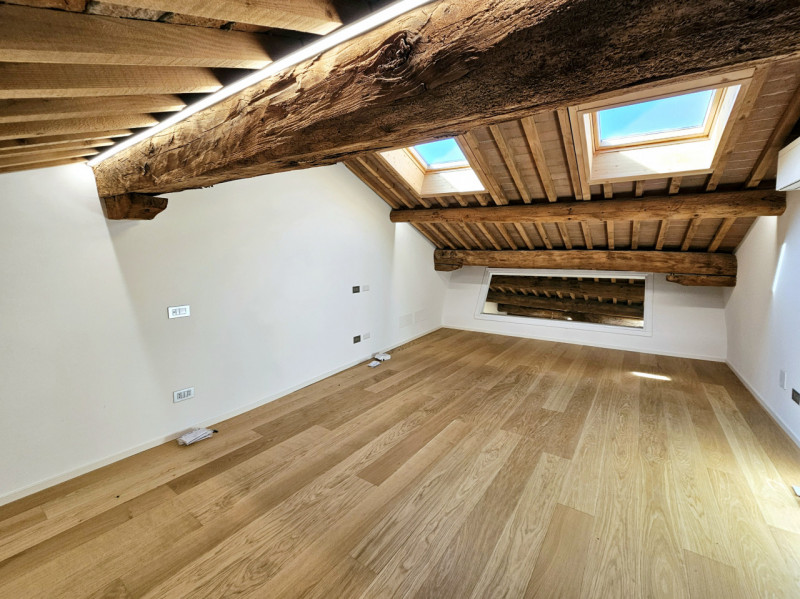 In una via del centro di Monselice, proponiamo in vendita uno spettacolare attico duplex, che rap...