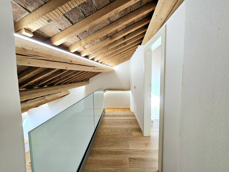 In una via del centro di Monselice, proponiamo in vendita uno spettacolare attico duplex, che rap...