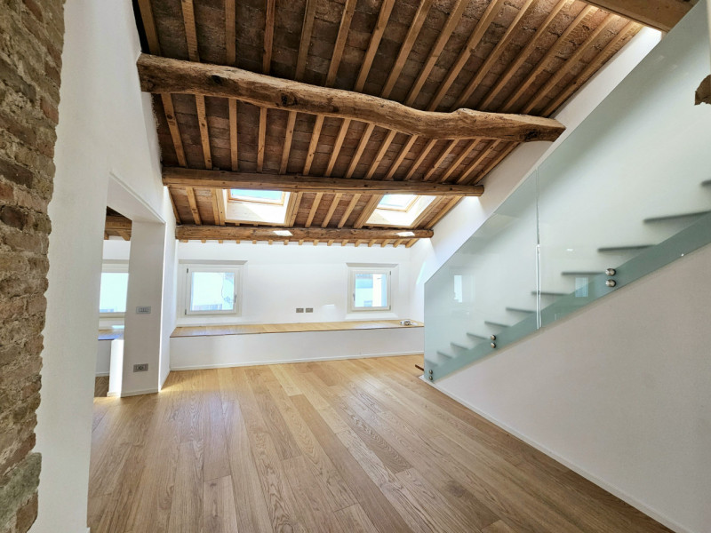 In una via del centro di Monselice, proponiamo in vendita uno spettacolare attico duplex, che rap...