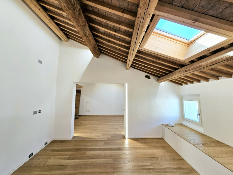 In una via del centro di Monselice, proponiamo in vendita uno spettacolare attico duplex, che rap...