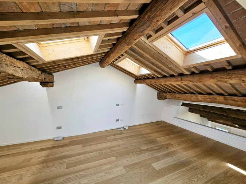 In una via del centro di Monselice, proponiamo in vendita uno spettacolare attico duplex, che rap...