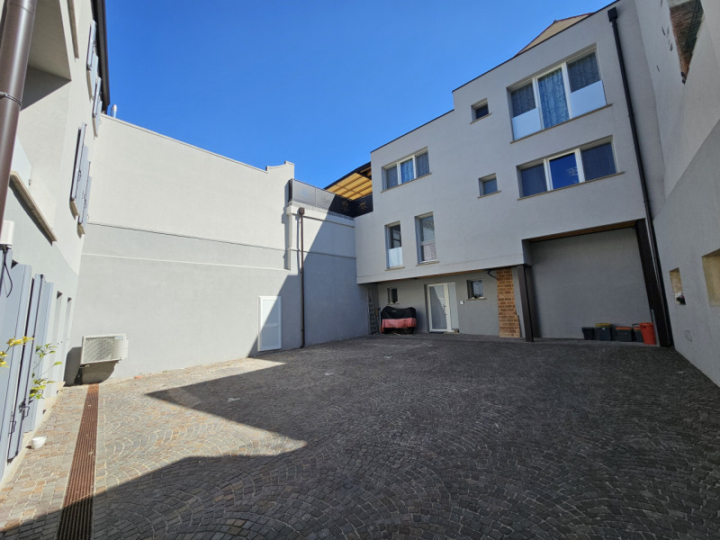 In una via del centro di Monselice, proponiamo in vendita uno spettacolare attico duplex, che rap...