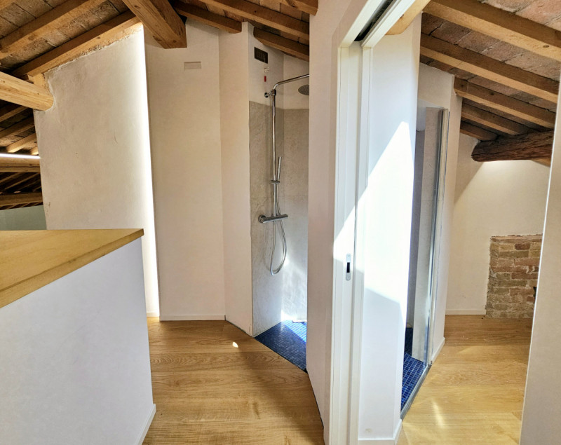 In una via del centro di Monselice, proponiamo in vendita uno spettacolare attico duplex, che rap...