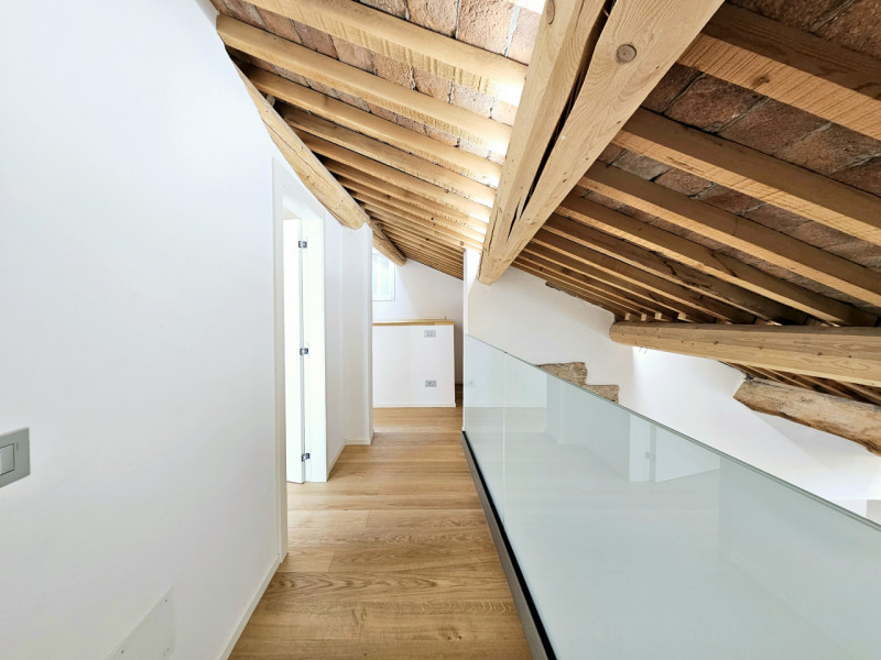 In una via del centro di Monselice, proponiamo in vendita uno spettacolare attico duplex, che rap...