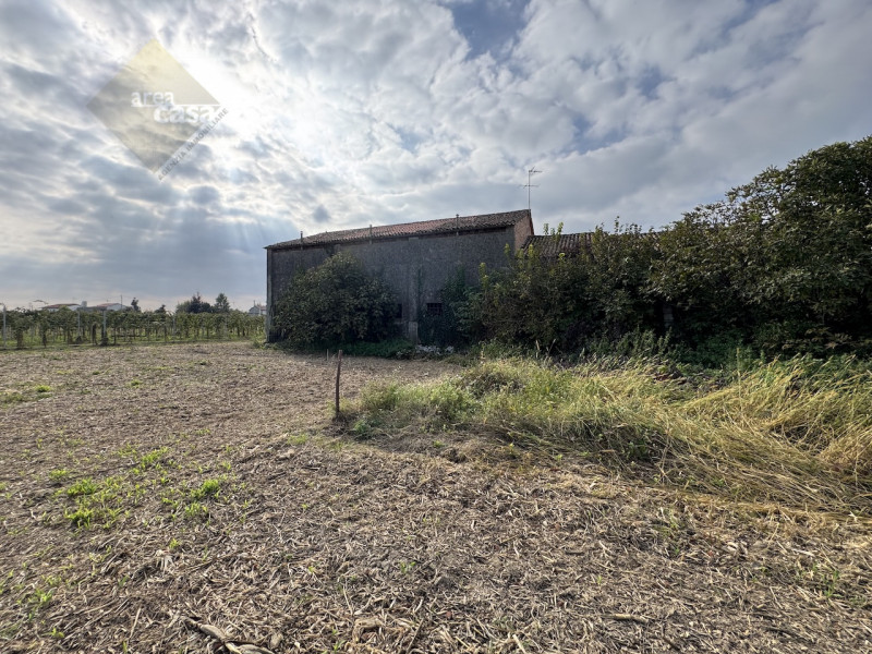 Proponiamo in vendita una rara opportunità per chi desidera investire nell’autenticità della camp...