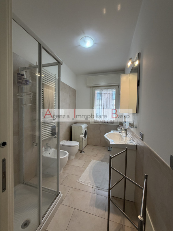 PADOVA ZONA CAMIN VICINANZE CHIESA. Proponiamo appartamento inserito elegante palazzina ristruttu...