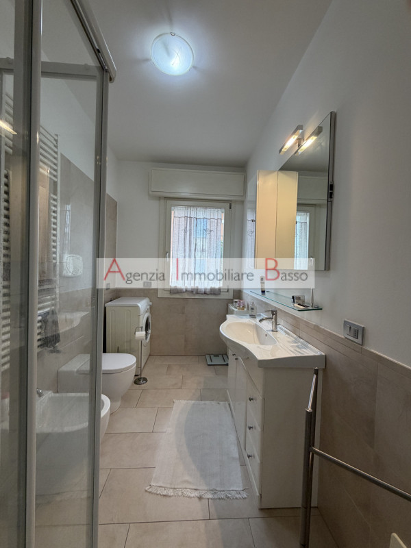 PADOVA ZONA CAMIN VICINANZE CHIESA. Proponiamo appartamento inserito elegante palazzina ristruttu...