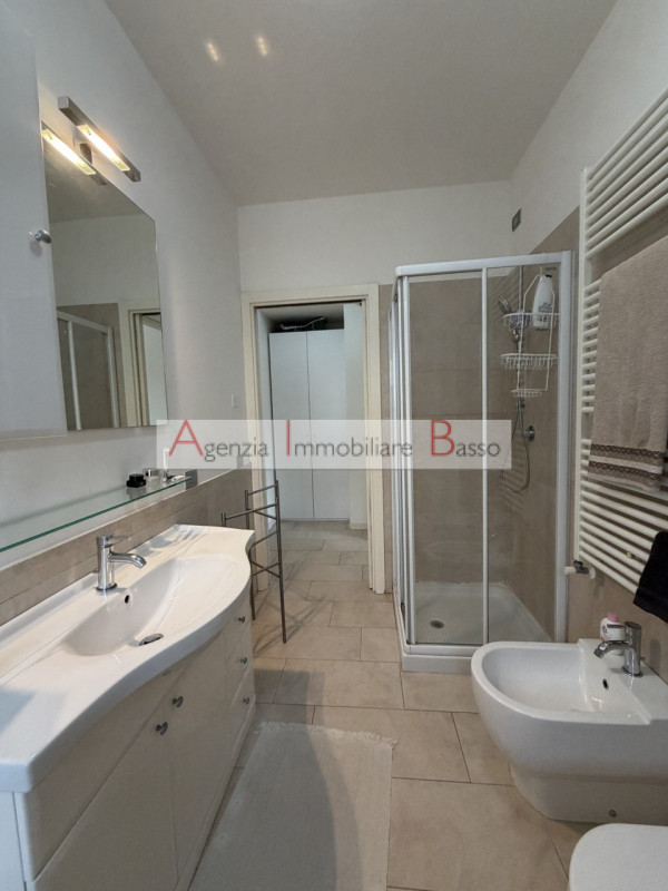 PADOVA ZONA CAMIN VICINANZE CHIESA. Proponiamo appartamento inserito elegante palazzina ristruttu...