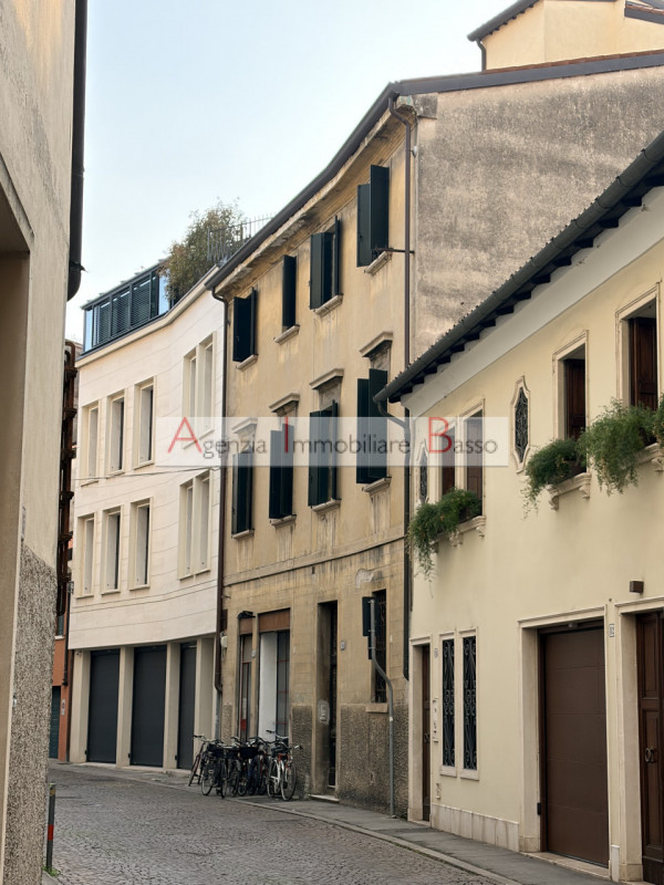 PADOVA – Centro Storico: Agenzia Immobiliare Basso propone in esclusiva intera palazzina edificat...