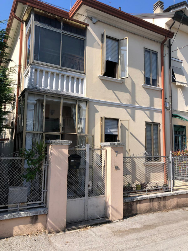 Zona Ospedale centrale affittasi dal 1 Maggio 2026 solo a referenziatissimi porzione di testa di ...