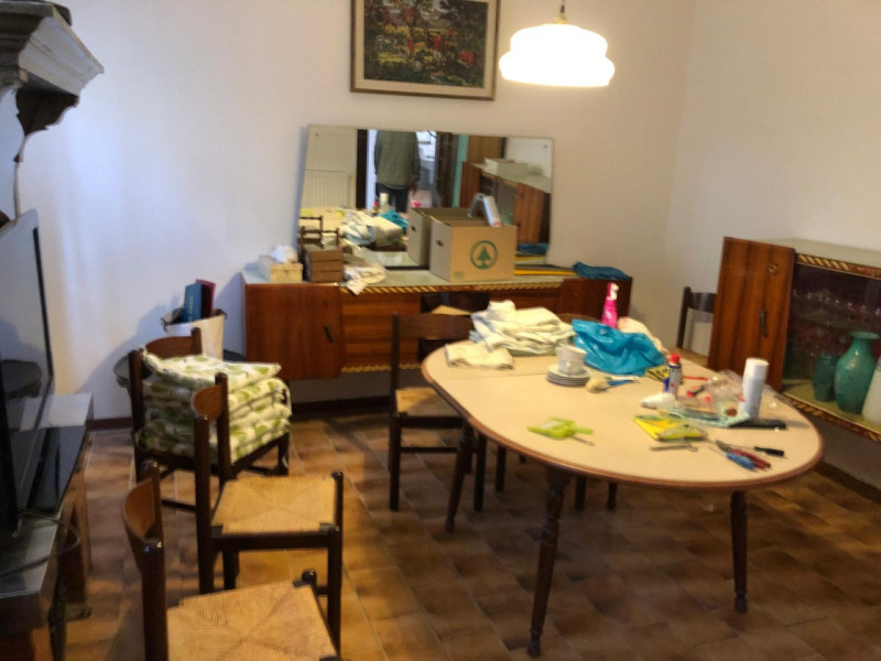 Zona Ospedale centrale affittasi dal 1 Maggio 2026 solo a referenziatissimi porzione di testa di ...