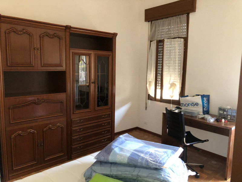 Zona Ospedale centrale affittasi dal 1 Maggio 2026 solo a referenziatissimi porzione di testa di ...