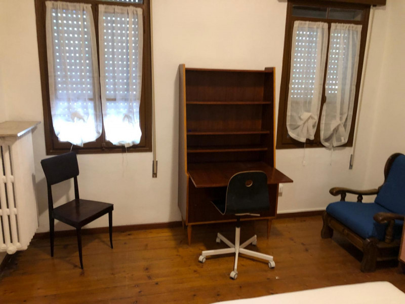 Zona Ospedale centrale affittasi dal 1 Maggio 2026 solo a referenziatissimi porzione di testa di ...