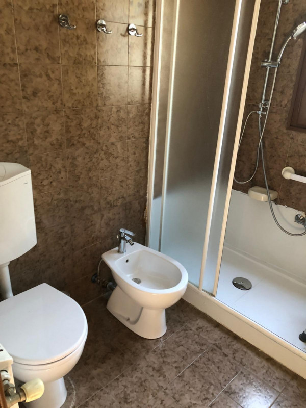 Zona Ospedale centrale affittasi dal 1 Maggio 2026 solo a referenziatissimi porzione di testa di ...