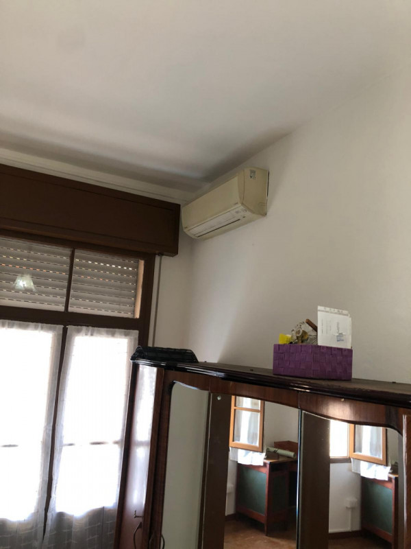 Zona Ospedale centrale affittasi dal 1 Maggio 2026 solo a referenziatissimi porzione di testa di ...