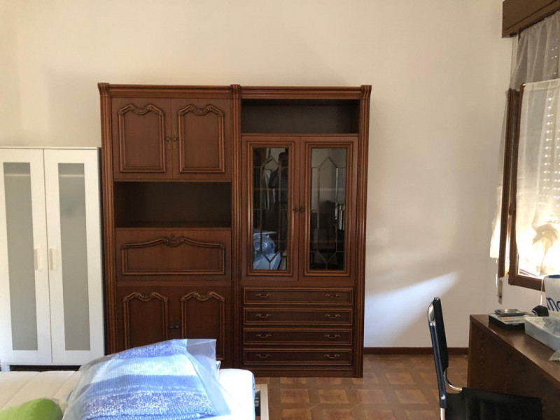 Zona Ospedale centrale affittasi dal 1 Maggio 2026 solo a referenziatissimi porzione di testa di ...