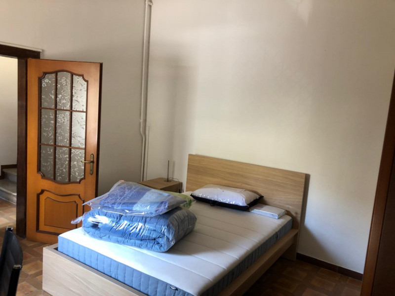 Zona Ospedale centrale affittasi dal 1 Maggio 2026 solo a referenziatissimi porzione di testa di ...