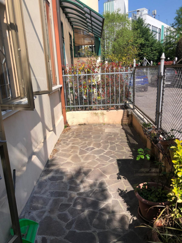 Zona Ospedale centrale affittasi dal 1 Maggio 2026 solo a referenziatissimi porzione di testa di ...